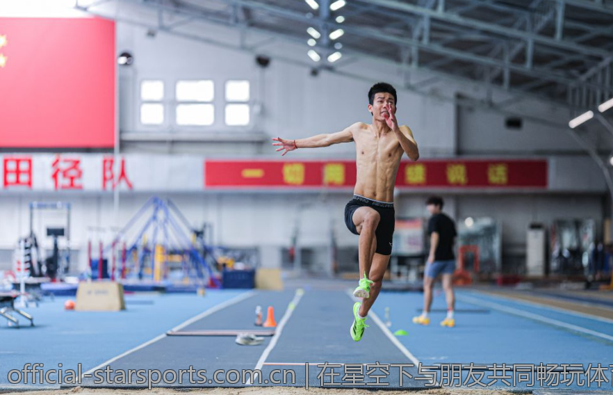 在星空下与朋友共同畅玩体育游戏